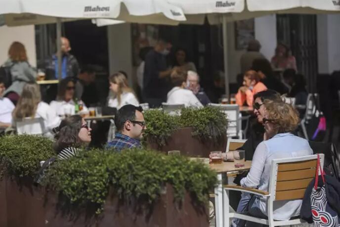 Personas en la terraza de un bar en Sevilla.