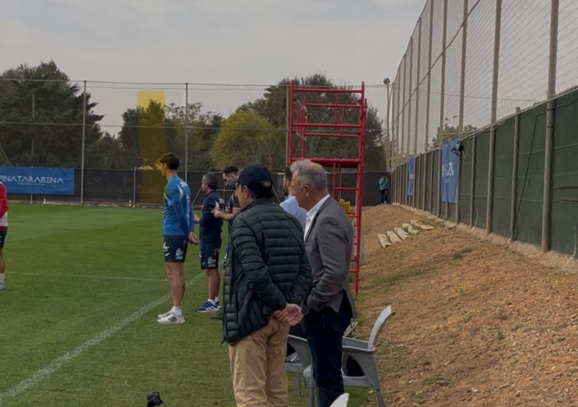 Felipe Moreno visita el entrenamiento del Real Murcia en Pinatar Arena.