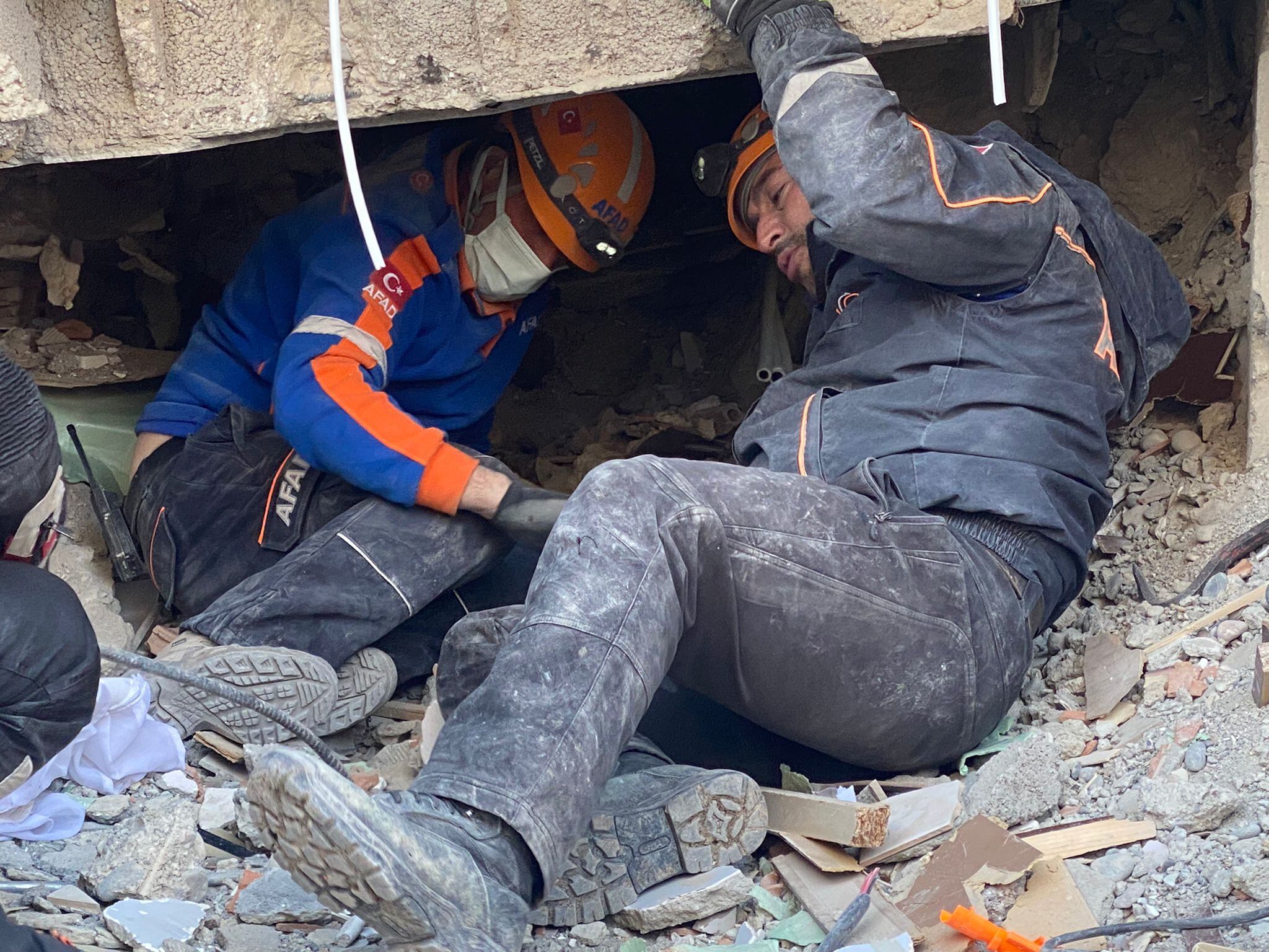 Los equipos de rescate buscan víctimas contrarreloj.