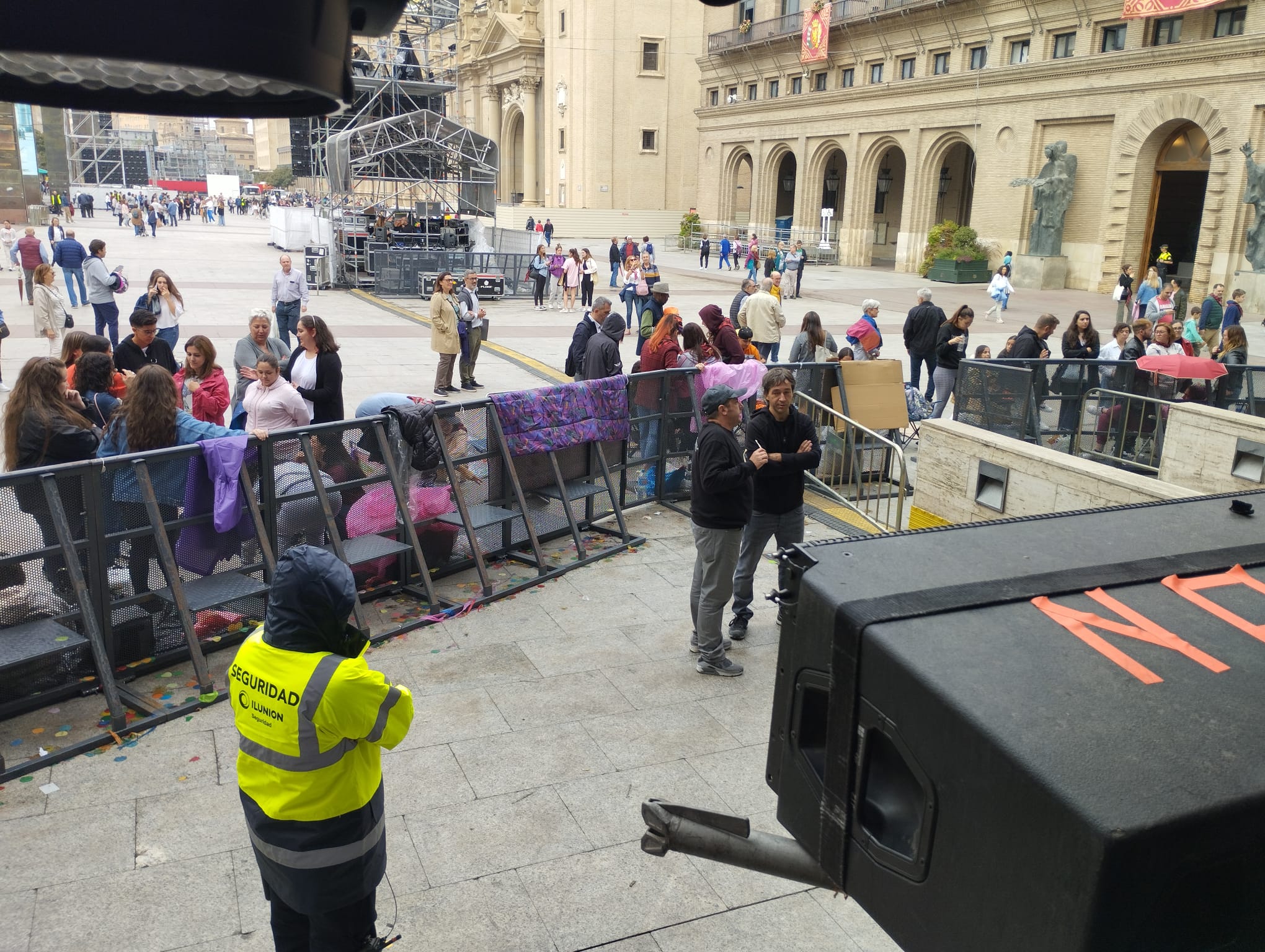 Fans de Pablo Alborán, en primera fila del escenario de la plaza del Pilar