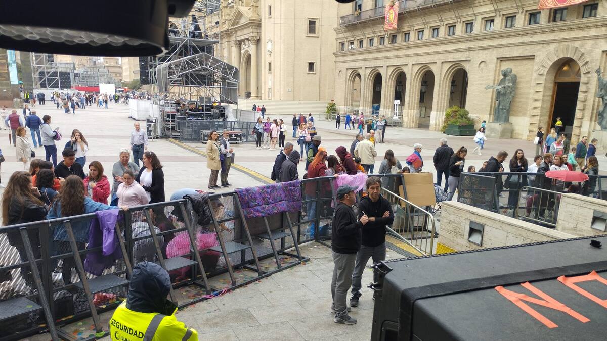 Fans de Pablo Alborán hacen noche en la plaza del Pilar para verlo en primera fila