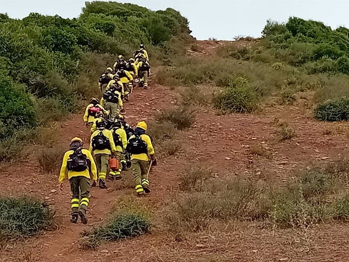 Bomberos se suman al incendio desde Huelva
