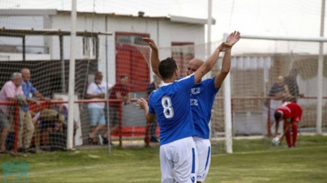 Edu Brenes celebra su primer gol con la camiseta del Xerez CD. 