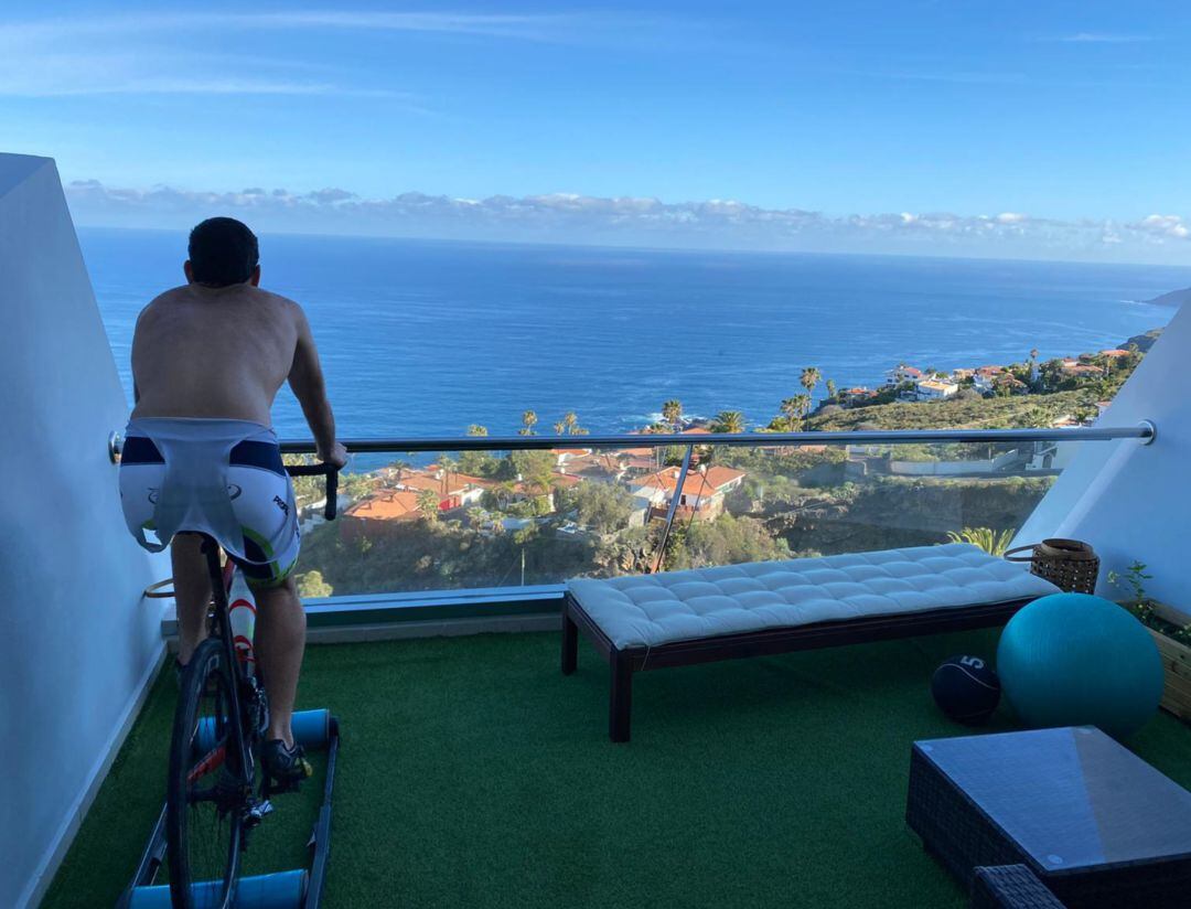 Ricardo Hernández entrenando en su casa 