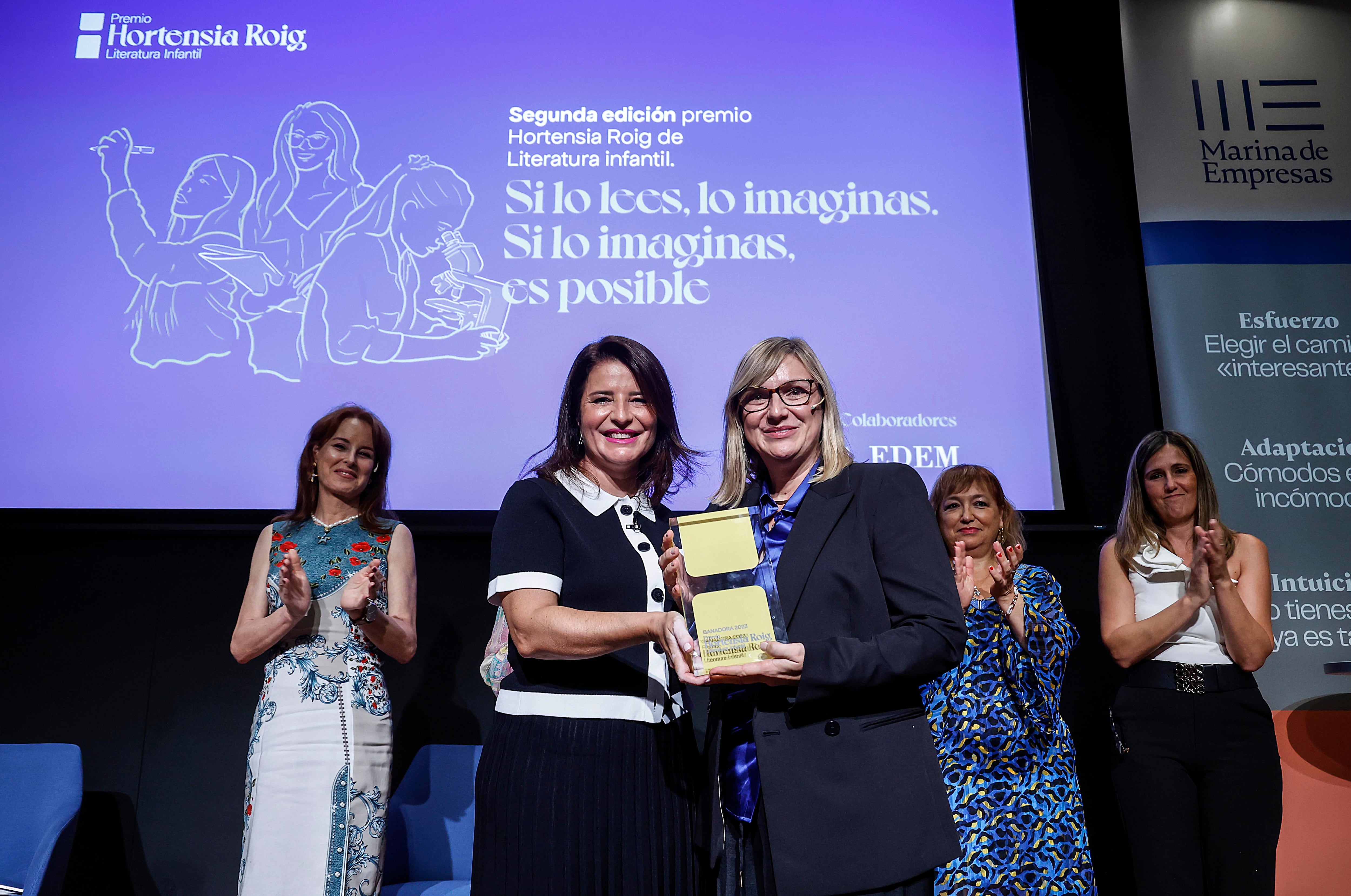 Hortensia Roig y la ganadora del concurso literario, Eva Escudero, en el momento de la entrega del premio