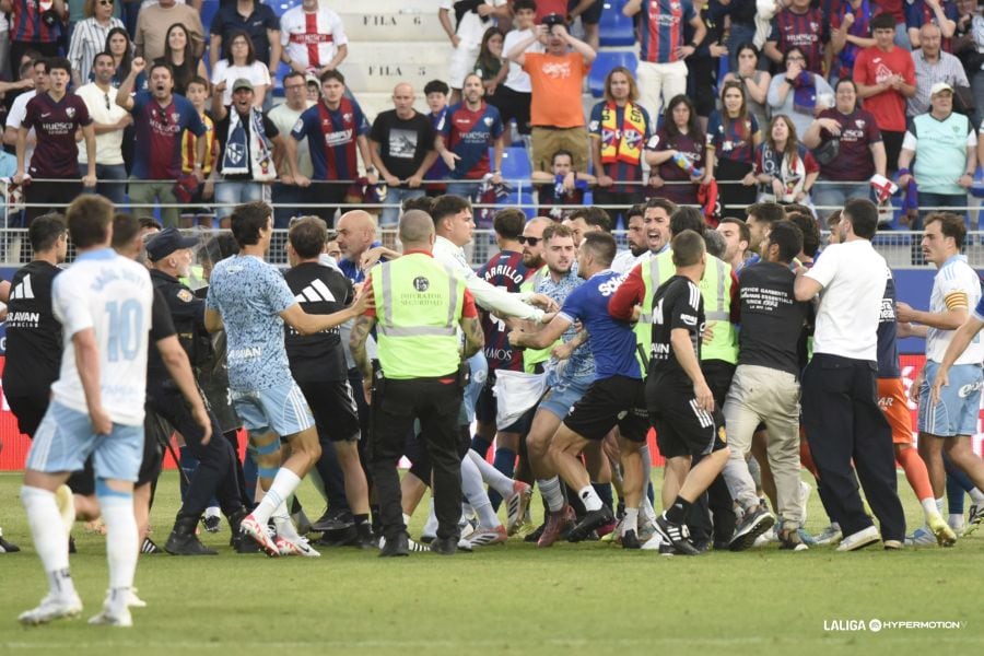El partido entre el Huesca y el Real Zaragoza acabó con una tangana entre los jugadores de ambos equipos
