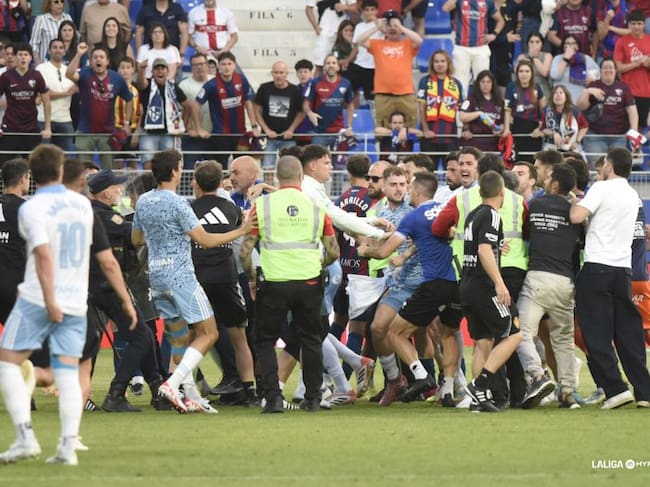 El partido entre el Huesca y el Real Zaragoza acabó con una tangana entre los jugadores de ambos equipos