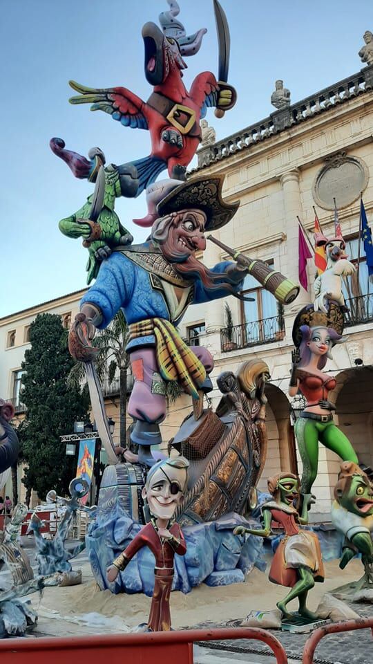 Gandia amanece con cielo despejado y los primeros ninots, como estos de la falla Plaça del Mercat, ya en la calle.