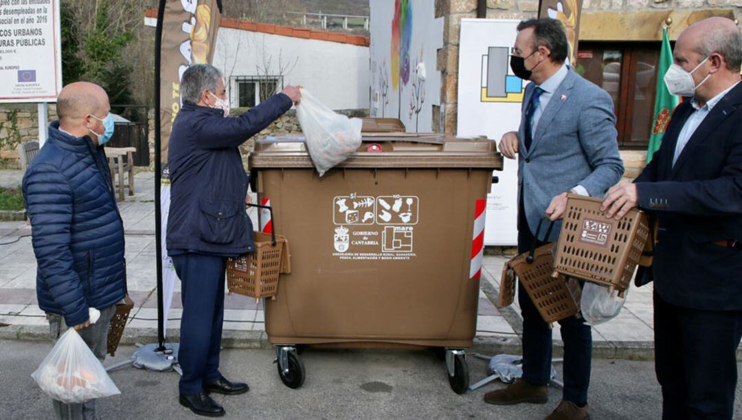 Revilla depositando restos de materia orgánica en el contenedor marrón colocado en Bárcena de Pie de Concha.