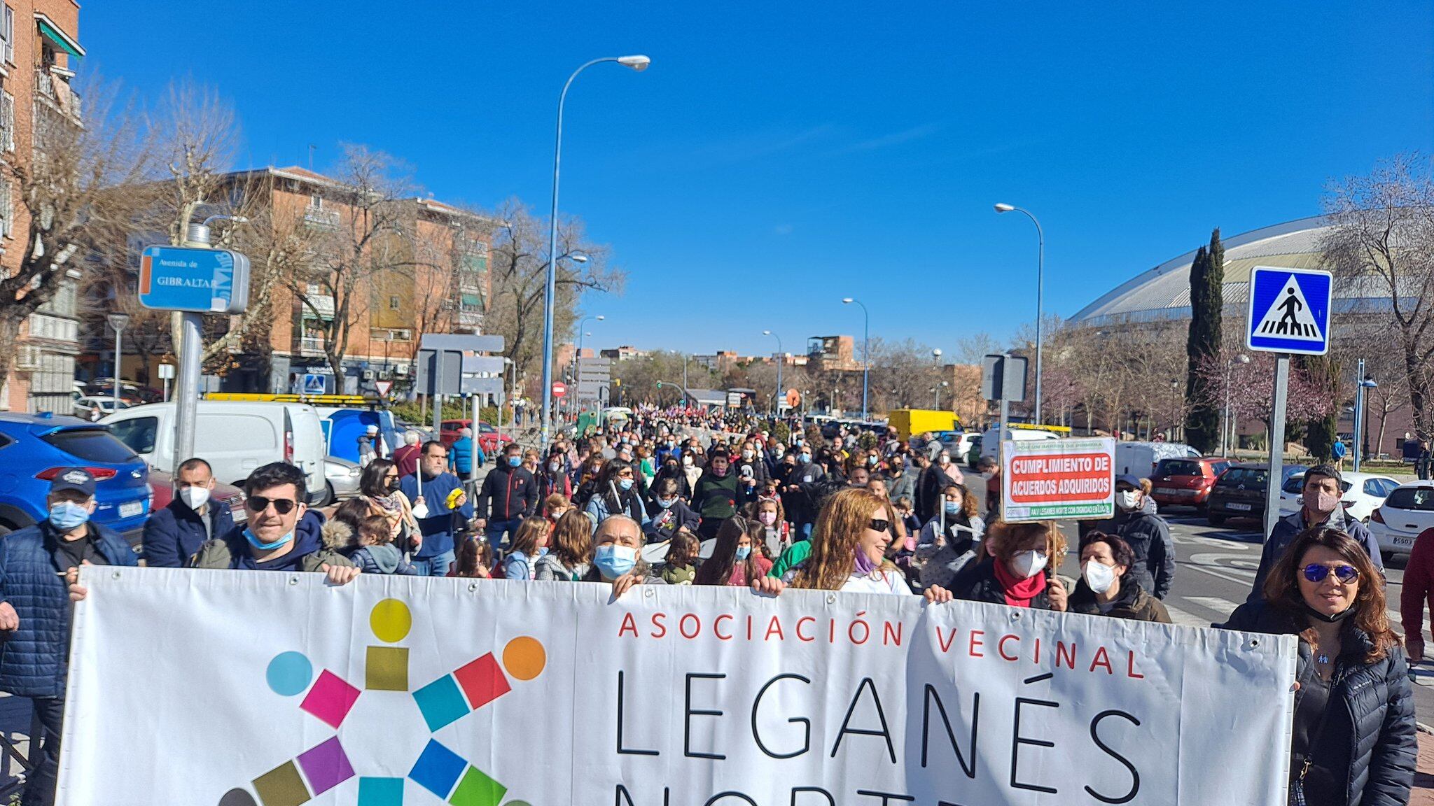 Diferentes asociaciones vecinales y políticas han participado en la marcha