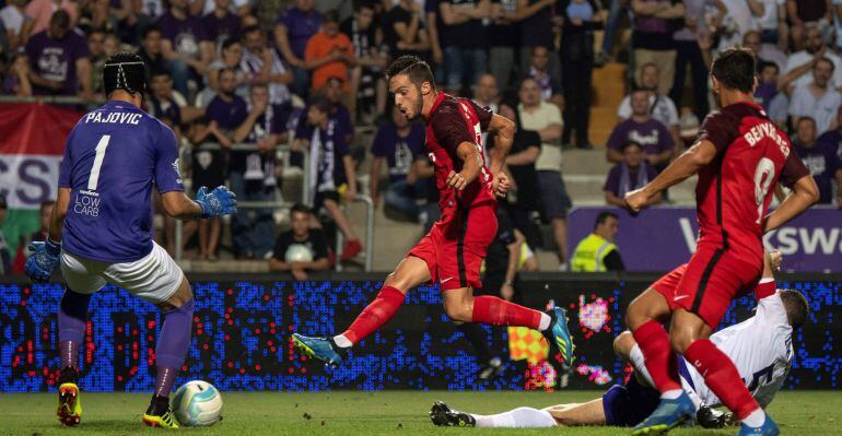 Pablo Sarabia define uno de los goles del Sevilla