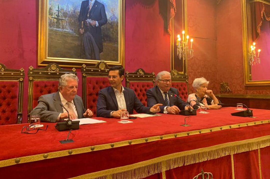 El exalcalde de Granada, Paco Cuenca, tiene que presidir un acto con personas mayores en el salón de plenos del Ayuntamiento por incomparecencia de concejales del equipo de gobierno