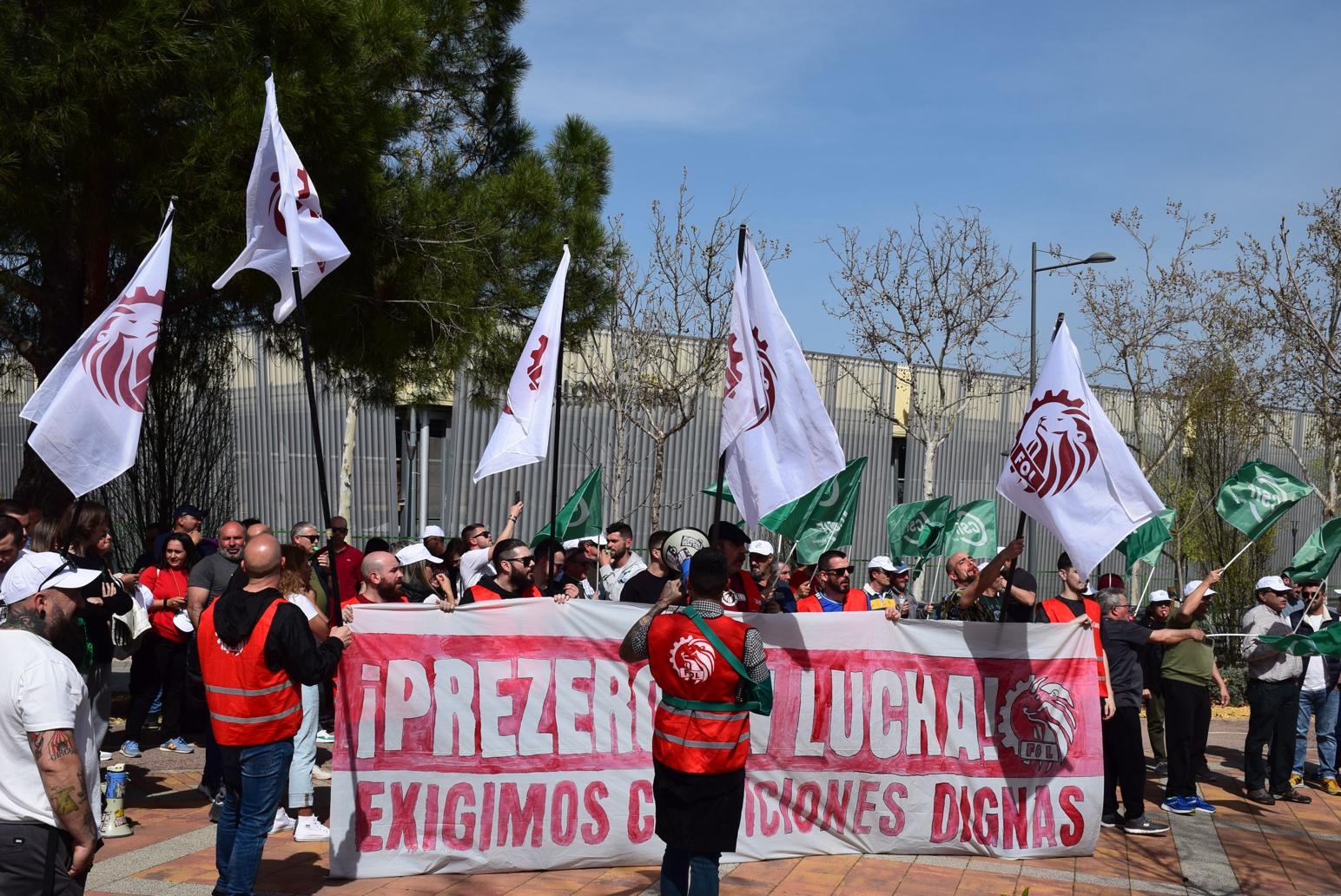 Un centenar de trabajadores de limpieza viaria de Tres Cantos se manifiestan para reclamar condiciones labores dignas