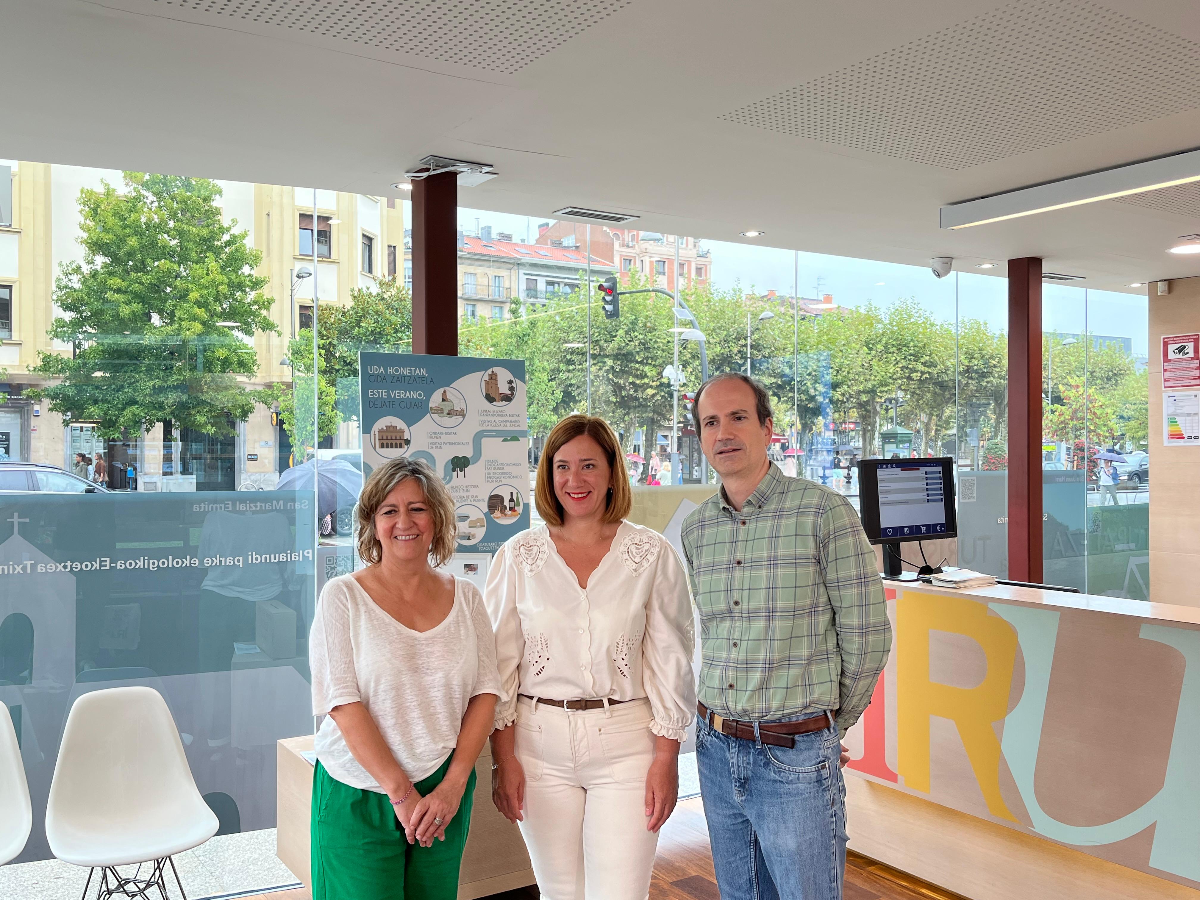 la directora de Bidasoa Activa, Eva Fernández, la alcaldesa de Irun, Cristina Laborda y el director del Museo Oiasso Juanjo Jiménez