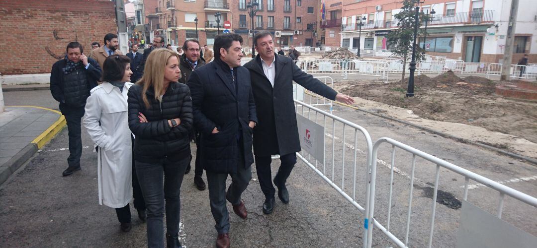 David Pérez, consejero de Administración Local y José Antonio Sánchez, alcalde de Humanes de Madrid, en la plaza de la Constitución