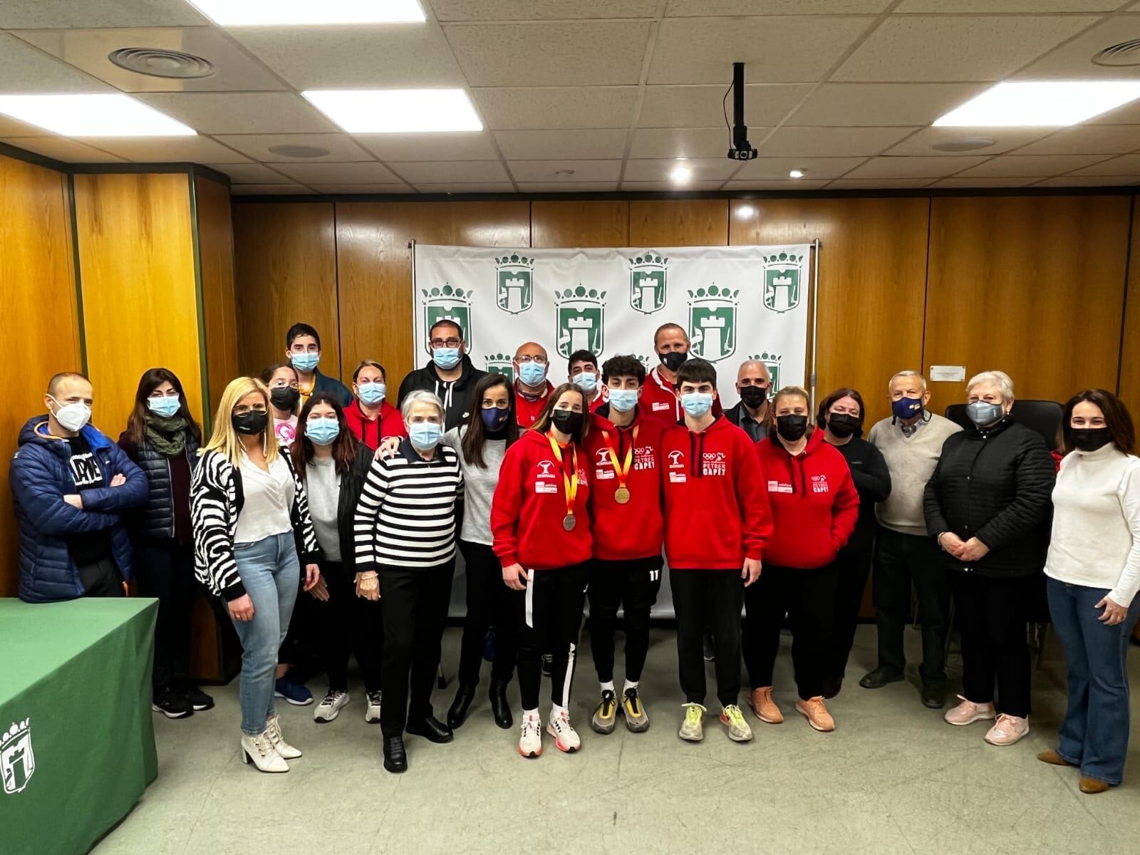 Los atletas del C. A. Petrer Capet con sus familiares y las autoridades locales