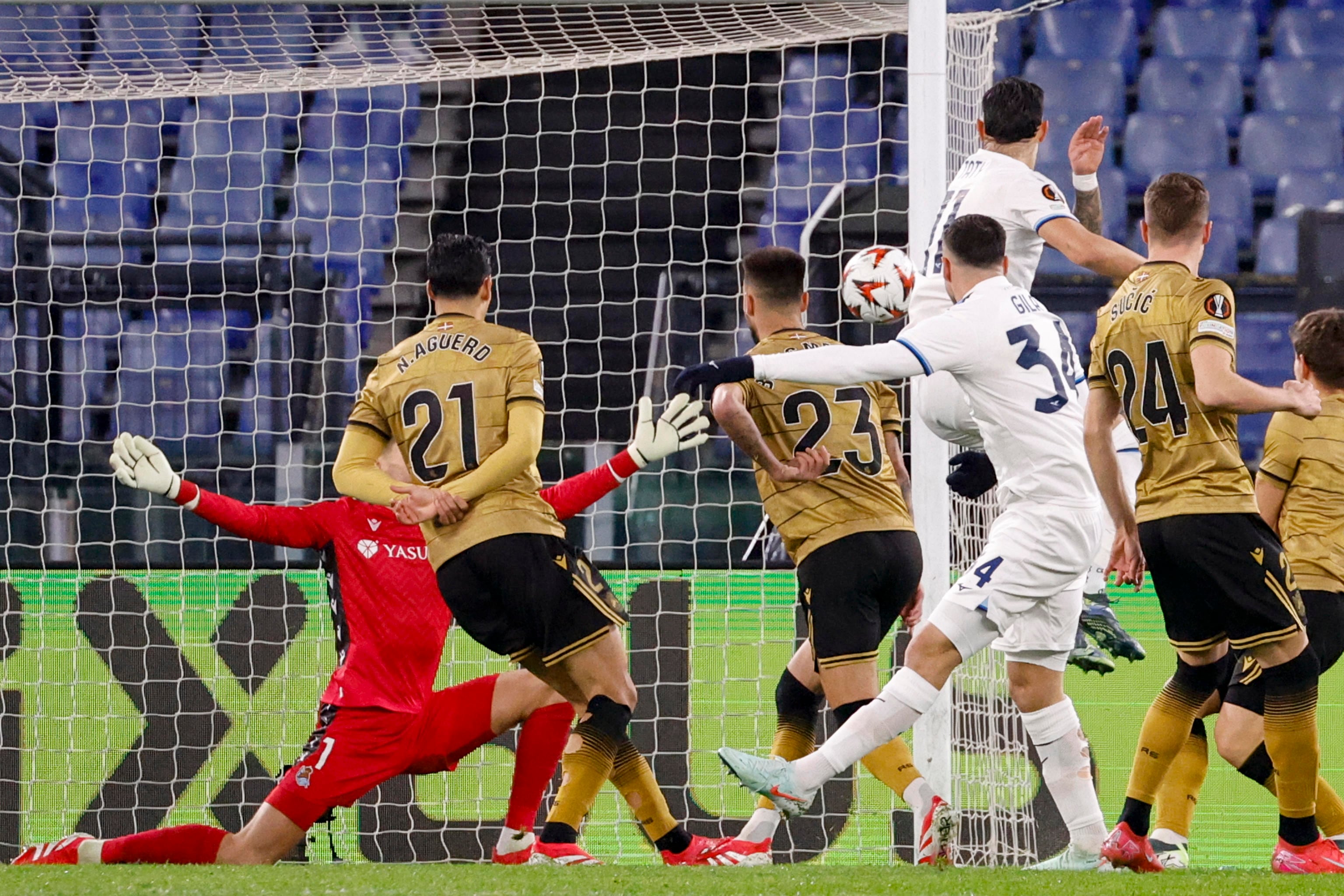 Rome (Italy), 23/01/2025.- Lazio&#039;Äôs Mario Gila (R) scores during the UEFA Europa League soccer match between SS Lazio and Real Sociedad at the Olimpico stadium in Rome, Italy, 23 January 2025. (Italia, Roma) EFE/EPA/FABIO FRUSTACI
