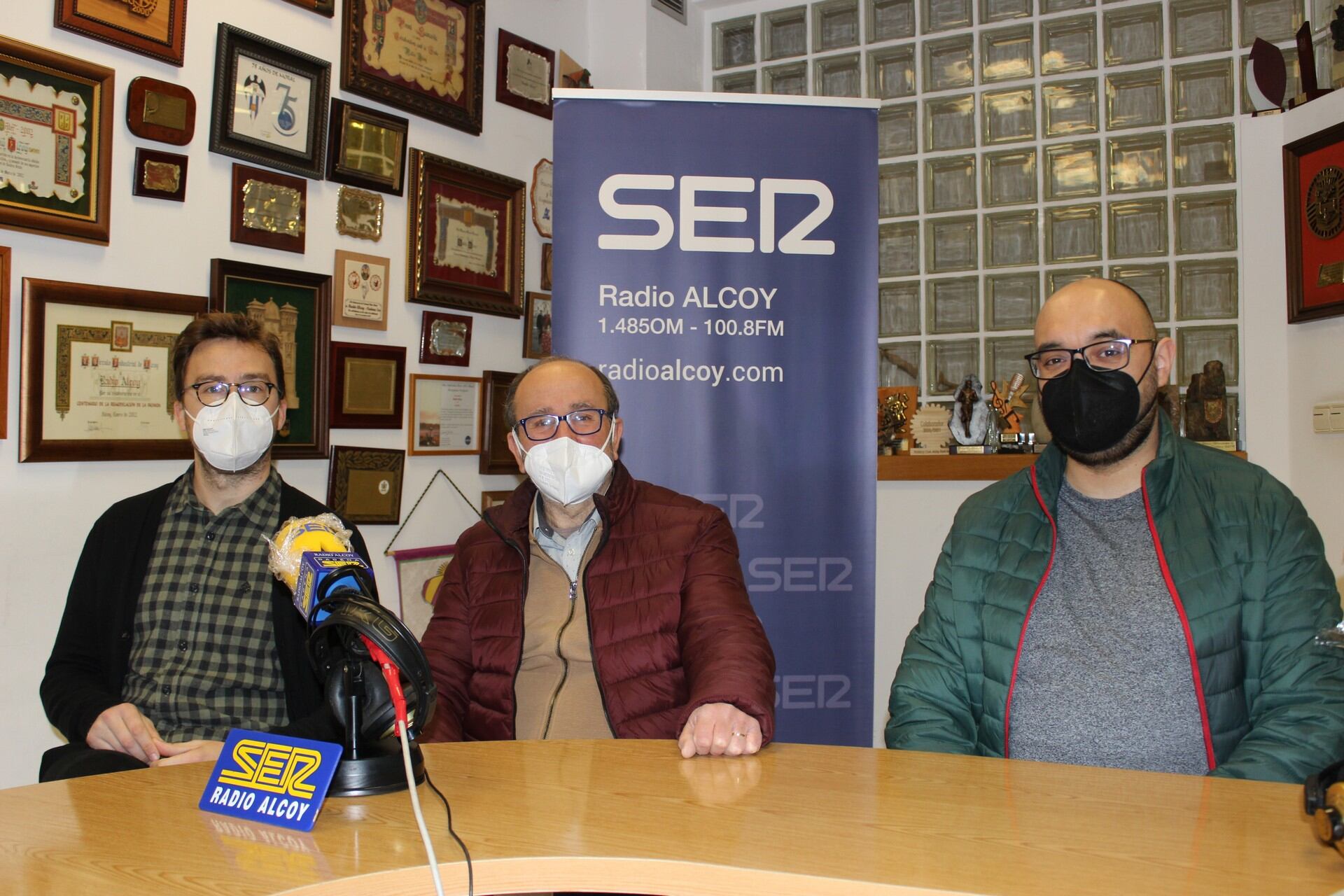Jesús Colomer, Javier Monllor i Jorge Chirlaque, d'Amics de les campanes d'Alcoi, en l'estudi central de Ràdio Alcoi.