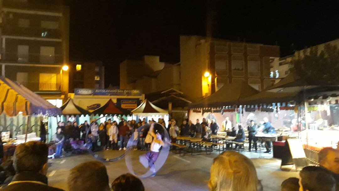 Ambiente nocturno en el Mercado Medieval de Ondara.