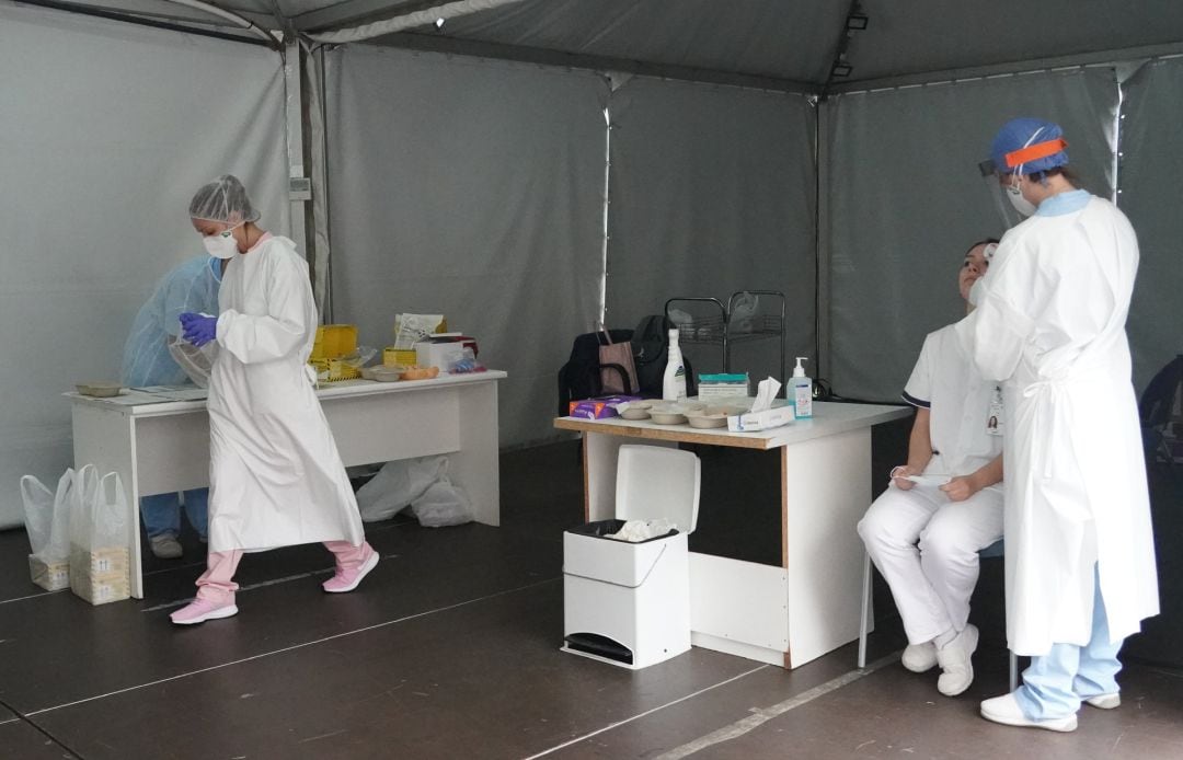 Trabajadores sanitarios realizan test de Covid-19 en Bilbao.