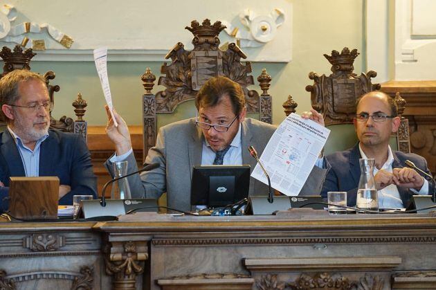 Óscar Puente muestra al PP gráficos con la evolución del paro en Valladolid