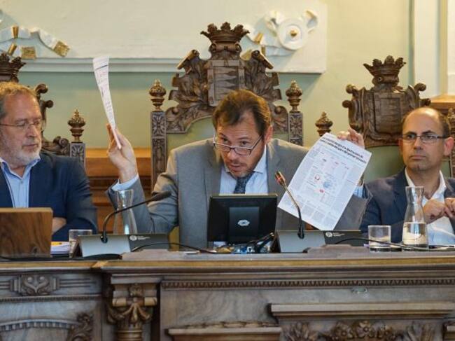 Óscar Puente muestra al PP gráficos con la evolución del paro en Valladolid