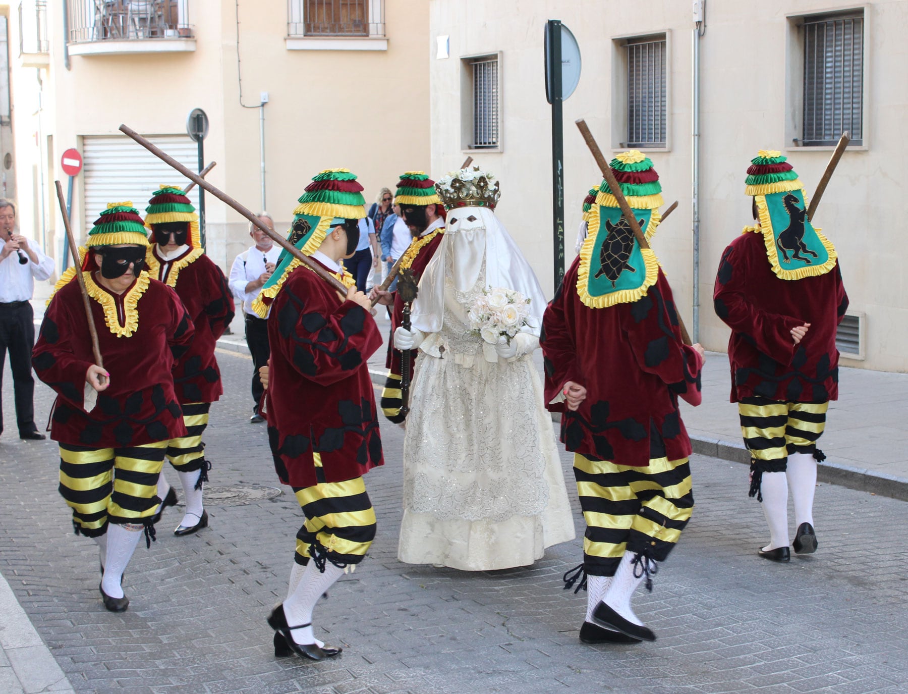 El tradicional baile de La Moma con los componentes del Grup de Danses Sant Jordi