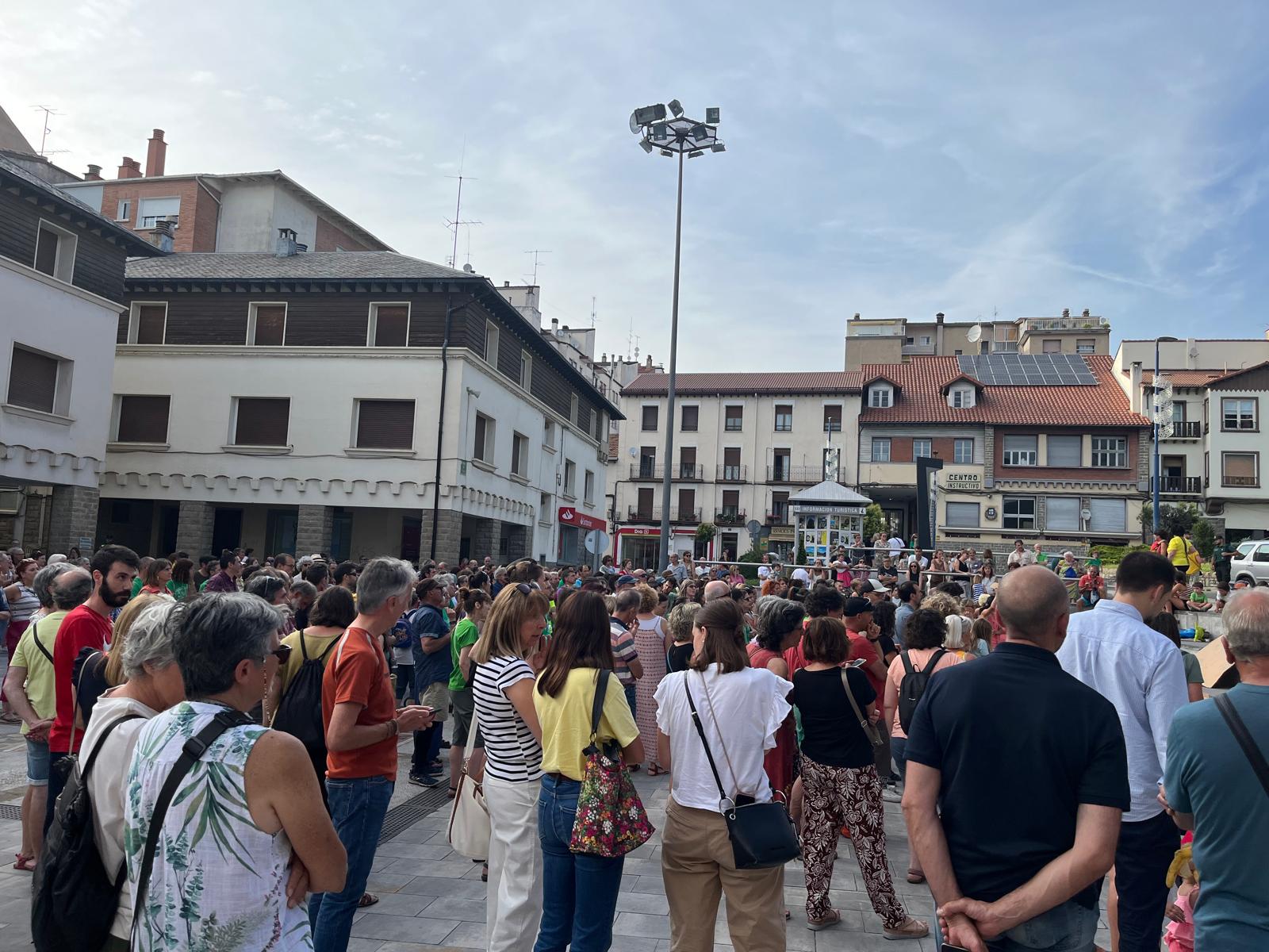 Concentración en Sabiñánigo contra &quot;los recortes educativos&quot;