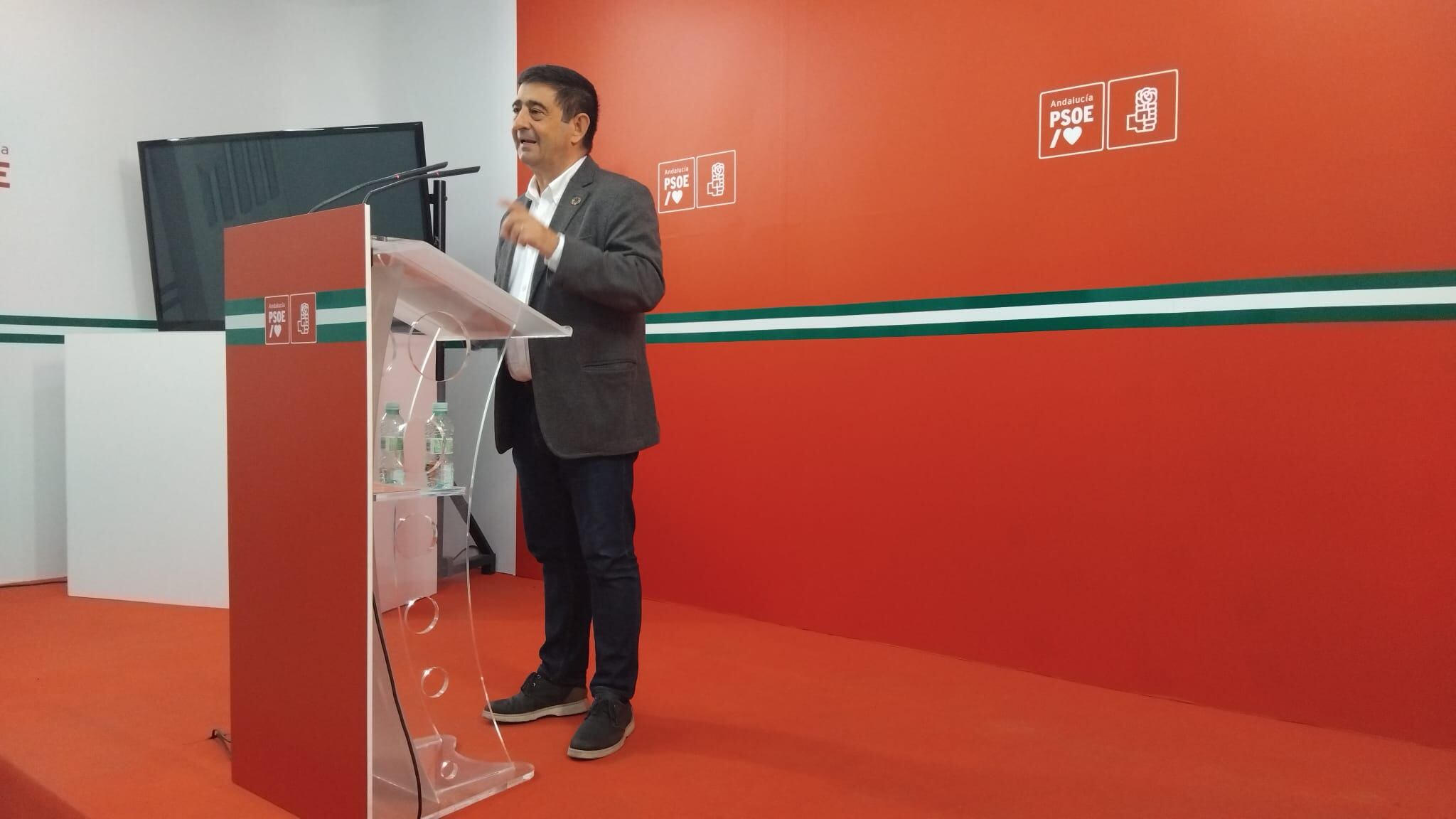 El secretario general del PSOE de Jaén, Paco Reyes, en la sede provincial de partido.