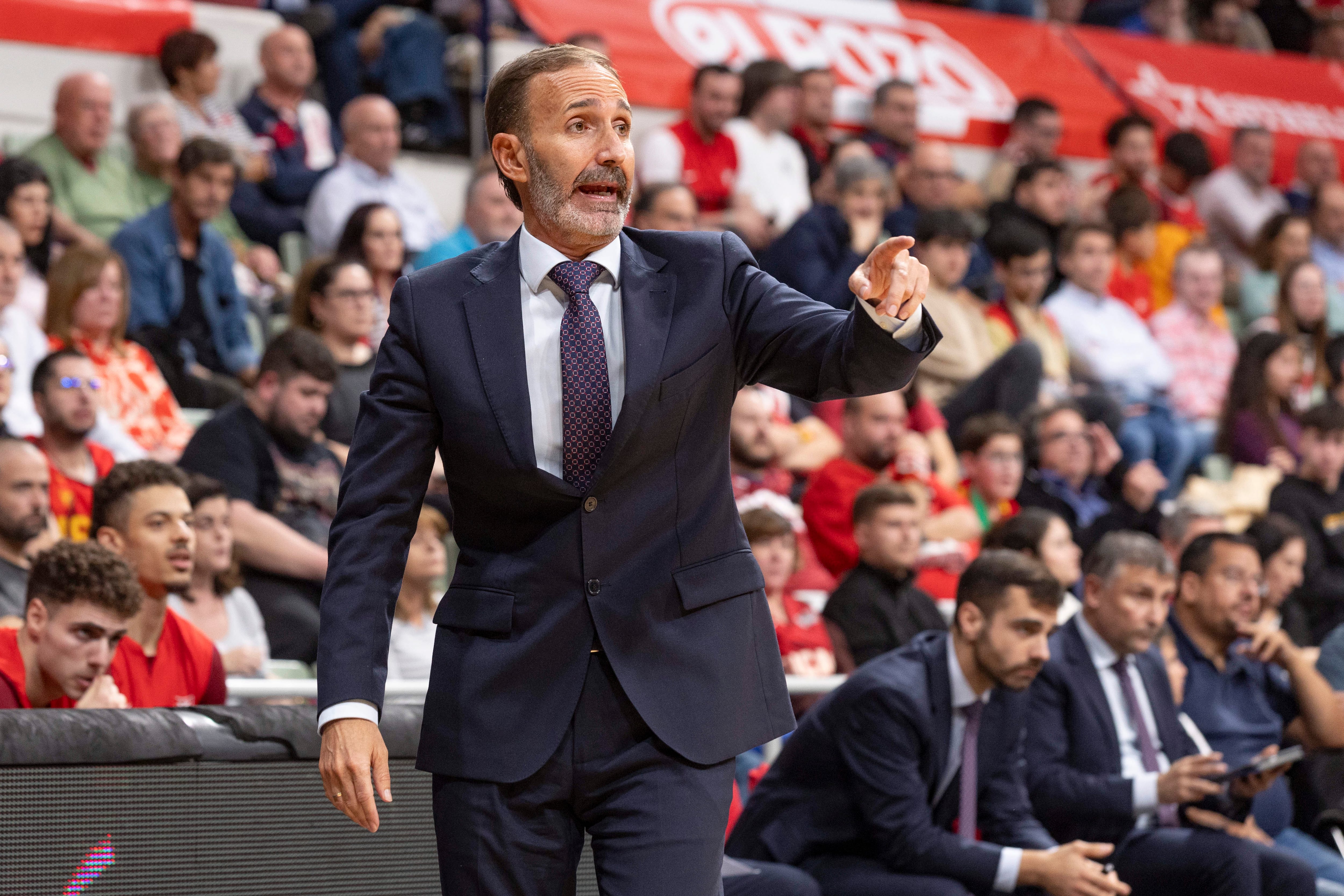 MURCIA, 11/11/2025.- El entrenador del UCAM Murcia, Sito Alonso, durante el partido de la Copa Europea de la FIBA ante el Bosna disputado este martes en el Palacio de los Deportes de Murcia. EFE/Marcial Guillén