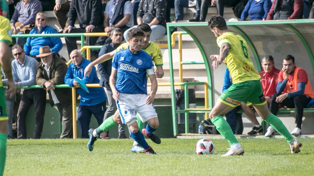 Padilla tratando de robarle la pelota a un jugador barreño