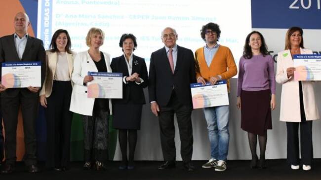 La ministra de Educación, Mª Isabel Celaá, en compañía de algunos premiados con el galardón Acción Magistral 2.018