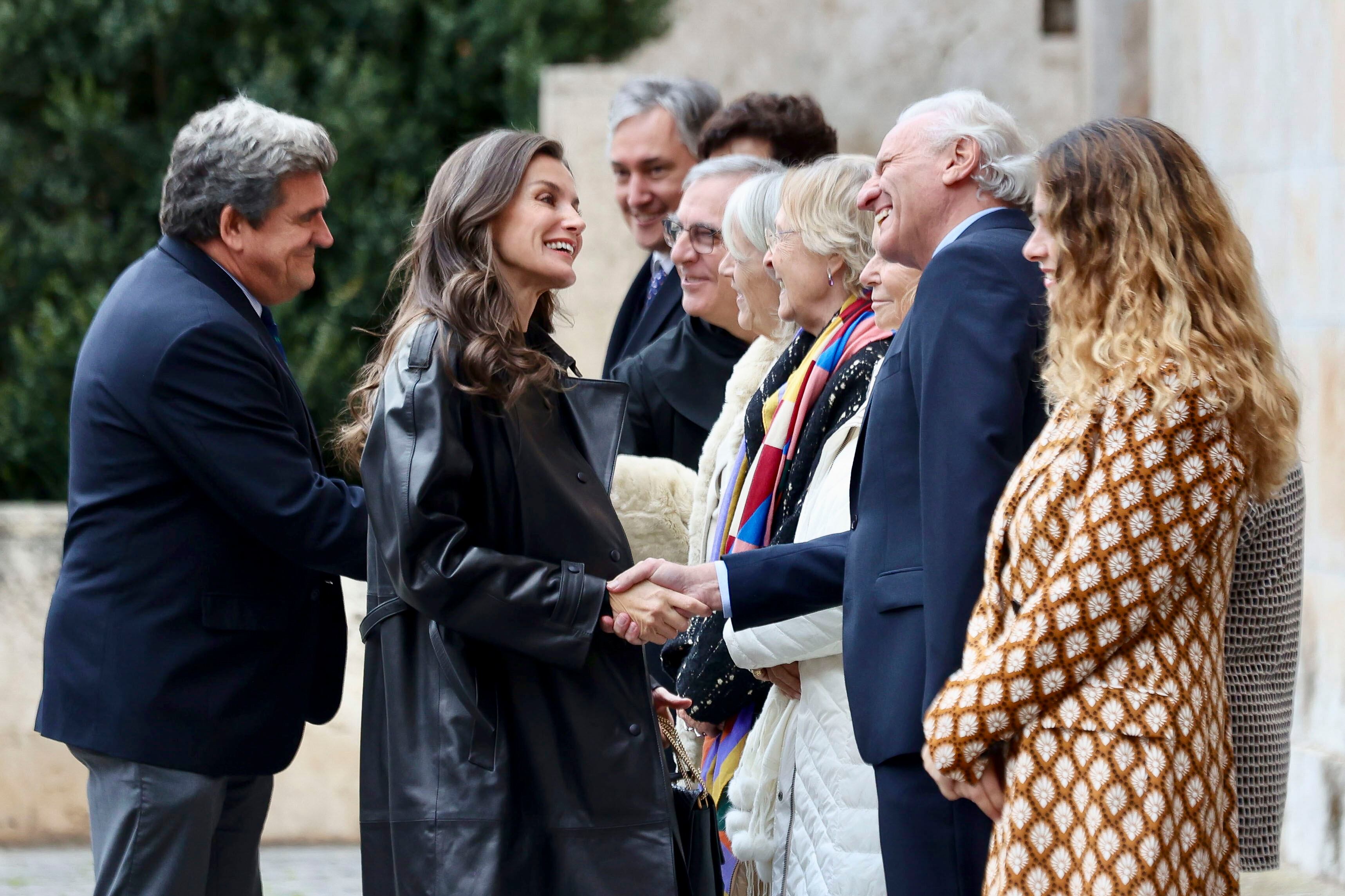 SAN MILLAN DE LA COGOLLA 24/11/2023.- La reina Letizia el ministro de Transformación Digital, José Luis Escrivá (i) saludan a su llegada a la clausura de XVI Seminario Internacional de Lengua y Periodismo que desde ayer se celebra en el Centro Internacional de Investigación de la Lengua Española (CILENGUA) de San Millán de la Cogolla. EFE/Raquel Manzanares
