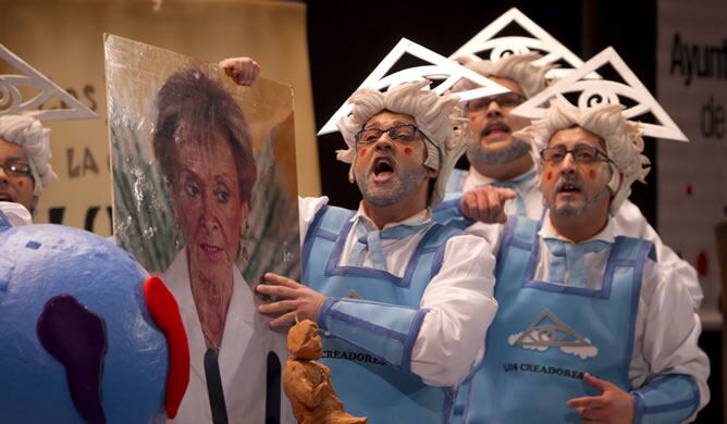 La chirigota &quot;Los creadores S.A.&quot; en su actuación anoche en el pase de semifinales en el Concurso Oficial de Agrupaciones Carnavalescas 2011, que se celebra como todos los años en el Teatro Falla de Cádiz