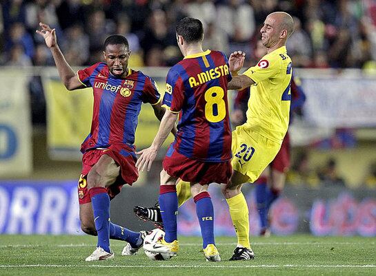 El centrocampista del Villarreal CF Borja Valero disputa un balón con los jugadores del FC Barcelona Andrés Iniesta y el malí Keita.