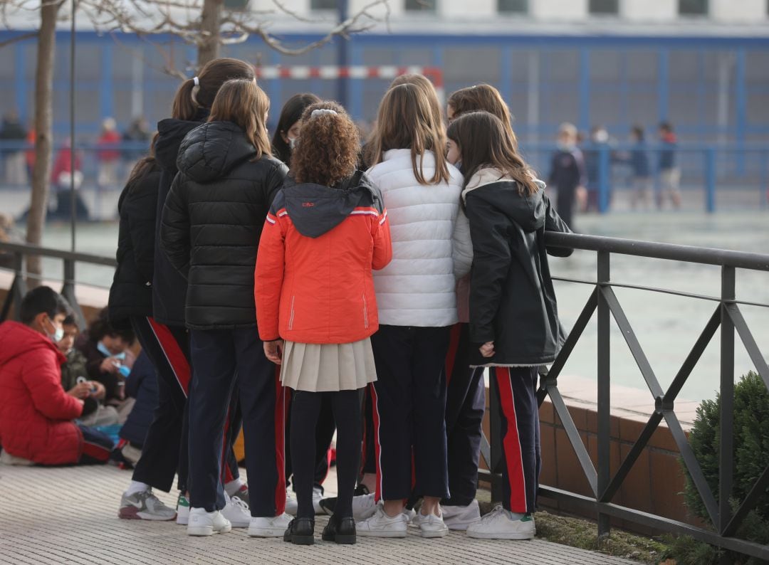 Grupo de niñas en el patio de un colegio de Alameda de Osuna (Madrid)