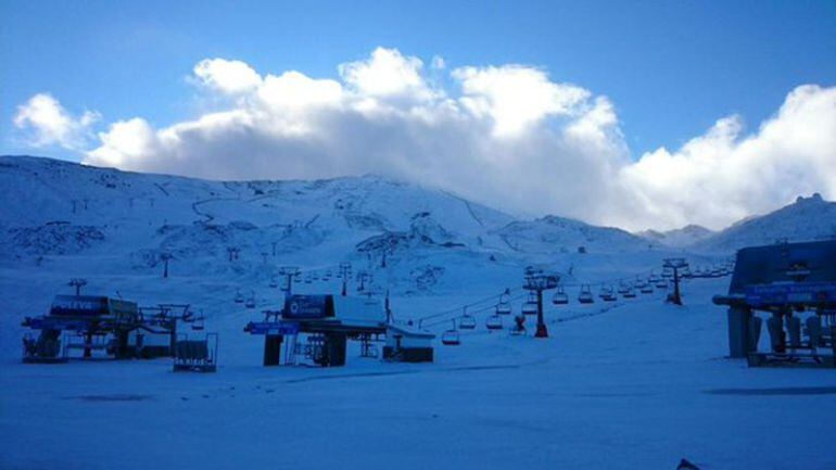 Imagen de la zona de Borreguiles, en la estación de esquí de Sierra Nevada (Granada), tras la primera nevada de importancia del otoño en la madrugada del 2 de noviembre de 2015