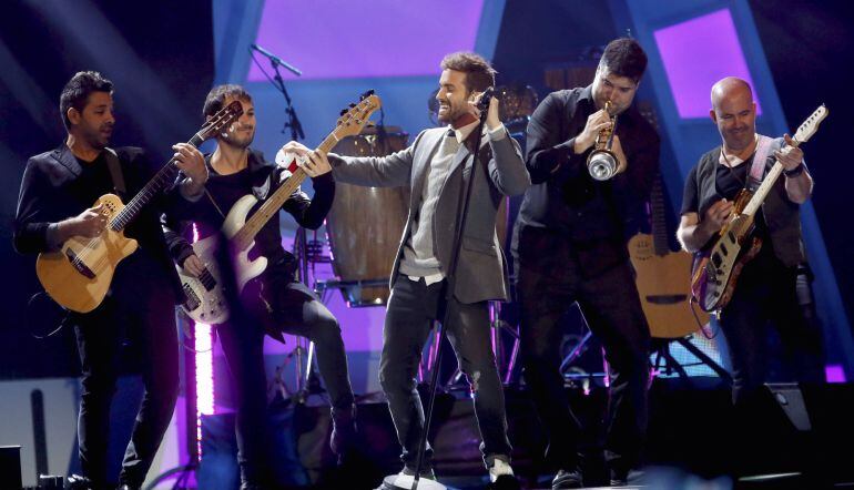 El cantante Pablo Alborán durante su actuación en la gala de entrega de los Premios 40 Principales