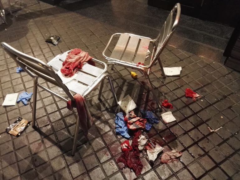 El suelo de la terraza del bar Zurich, en la Plaza Cataluña de Barcelona, ensangrentado tras la agresión de un vendedor ambulante a un turista