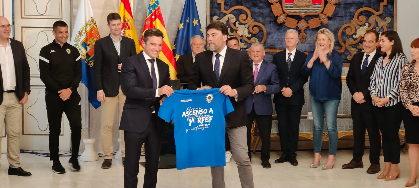 El presidente Carlos Parodi y el alcalde Luis Barcala durante la recepción en el Ayuntamiento de Alicante por el ascenso a Primera RFEF