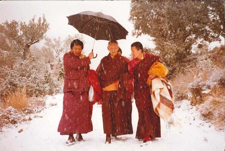 Kalu Rimpoché visitando los terrenos del futuro templo budista en 1984