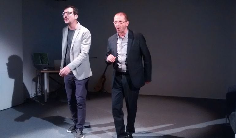 Dos dels actors de la producció dalt de l&#039;escenari. 