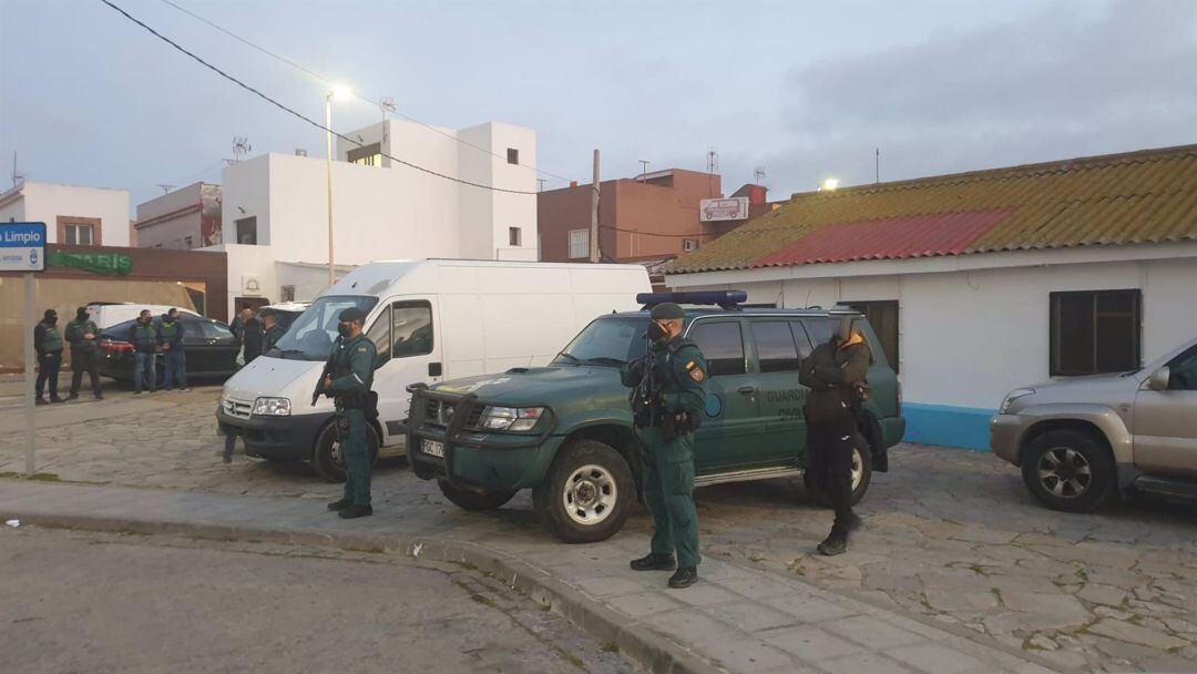Agentes desplegados en La Línea.