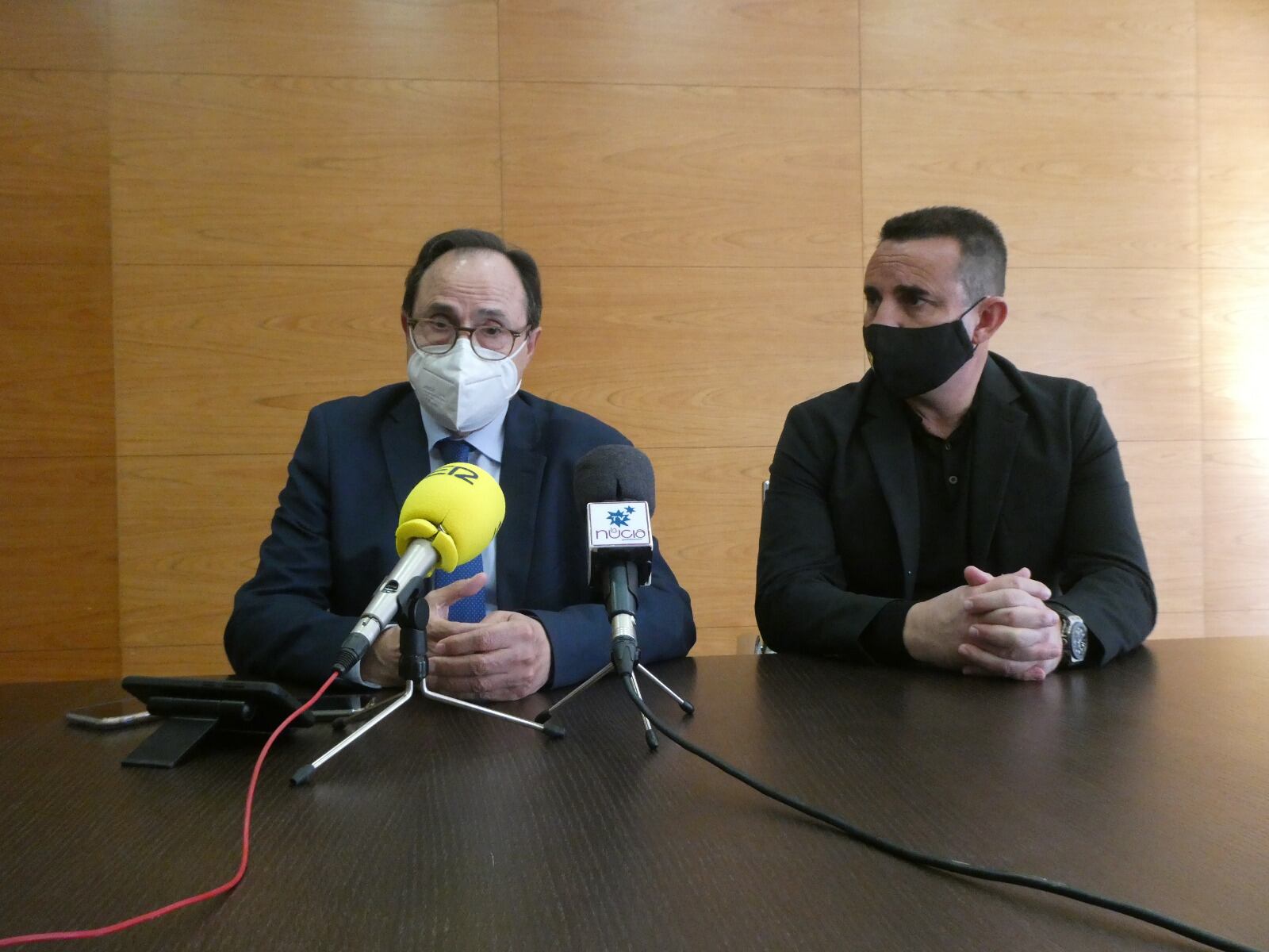 El conseller de Hacienda, Vicent Soler, y el alcalde de La Nucía, Bernabé Cano - JUAN NIETO