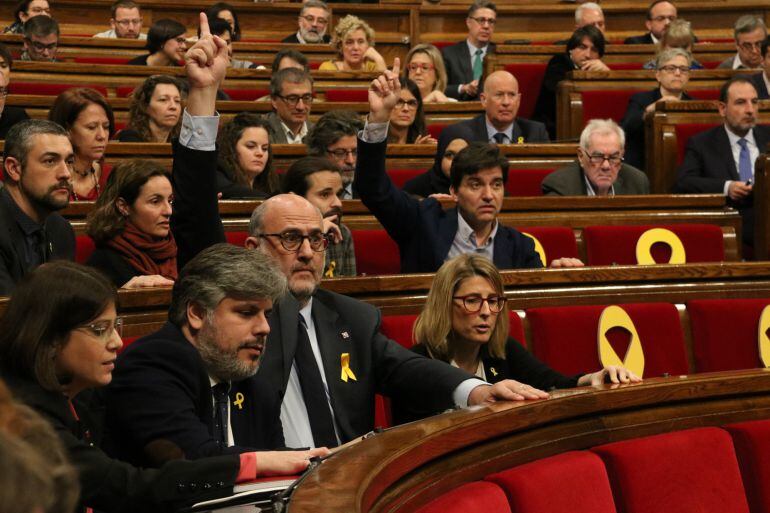 Eduard Pujol, de Junts per Catalunya, i Sergi Sabrià, d'ERC, indiquen el sentit del vot del grup al ple del Parlament, el 28 de març del 2018 (horitzontal).