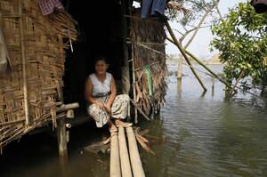 Los medios de comunicación birmanos han reproducido un comunicado del Ministerio de Asuntos Exteriores del país en el que se aceptaba la solidaridad internacional, pero se consideraba innecesario el envío de personal especializado extranjero porque los propios birmanos podían encargarse de repartir la ayuda.