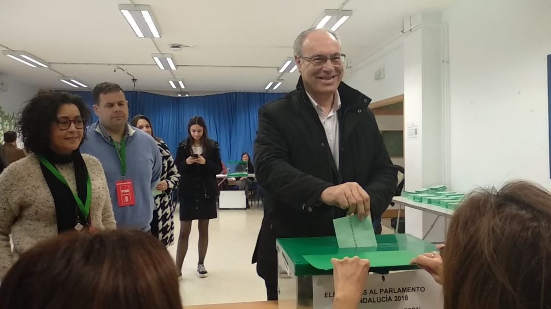 Juan Pablo Durán vota en el CEIP Noreña 