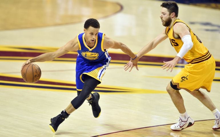 Stephen Curry, en el cuarto partido de las finales de la NBA entre los Cavaliers y los Warriors.