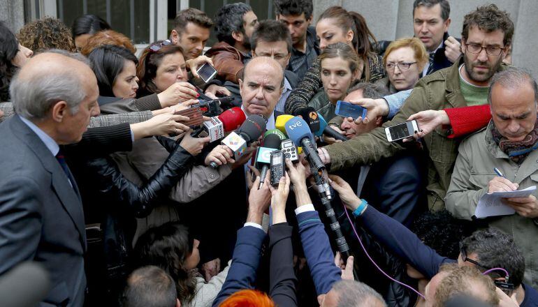 El exconsejero de presidencia de la Junta de Andalucía Gaspar Zarrías, atiende a los medios de comunicación a su salida del Tribunal Supremo.