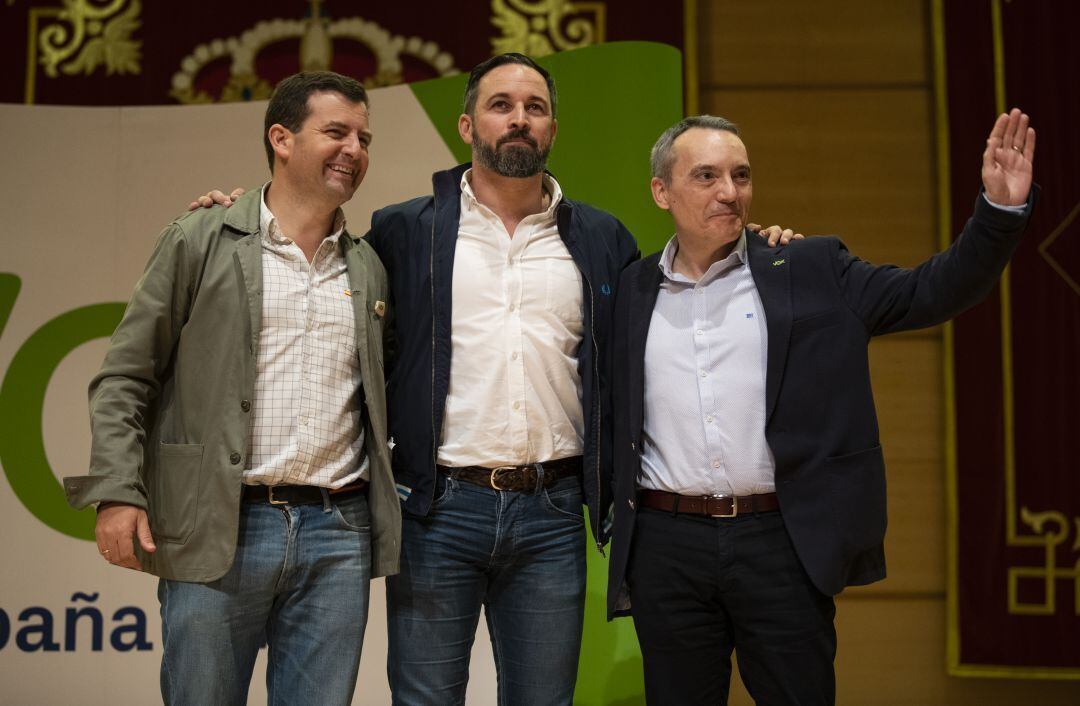 Ricardo Chamorro (izquierda) junto al presidente de Vox Santiago Abascal y el líder provincial en Ciudad Real Antonio Ruiz-Valdepeñas en un acto del partido el pasado mes de marzo.